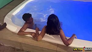 Vendedor De Rede Fodendo Com Cliente Na Piscina