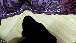 Spermafröccsenés a mostohatesó rózsaszín leopárd melltartójára és fekete fehérneműjére