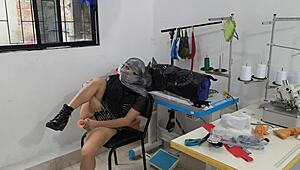 الخياطة الهندية دي تفرش كسها شهي في ورشة شغلها