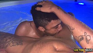 Vendedor De Rede Fodendo Com Cliente Na Piscina