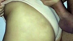 me vengo en las bragas de esta latina caliente