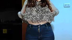 Roztomilá tlustá Kolumbijka jezdí na ptáku tvrdě ve své ložnici