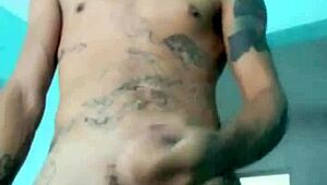 Magrinho mostrando seu bom brinquedo na sala de casa