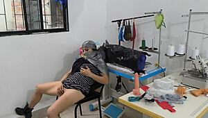 الخياطة الهندية دي تفرش كسها شهي في ورشة شغلها