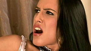 الزنى بتلك المومز البنية في الملابس الداخلية يشعر بالروعة.