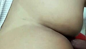 De buurman verrast me in de badkamer en ik nodig hem uit om mee te neuken