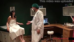 OMG Tina Lee Comet tak stydlivá na gynekologickém vyšetření s doktorem Tampa a sestrou Angel Rose! 😳