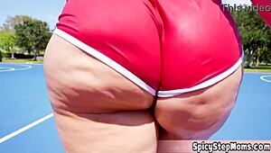 Debela gospodinja dobi svoj mehurčkast rit jeban zelo trdo s strani trenerja v fitnesu