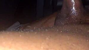 Ay ışığı altında arabada büyük siyah yarrak masturbasyonu