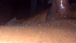 Ay ışığı altında arabada büyük siyah yarrak masturbasyonu