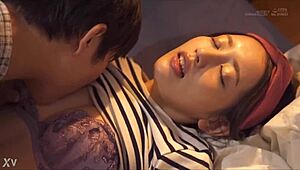 カンナ・ミサキが処女の弟にキスを教える親密な家族レッスン。