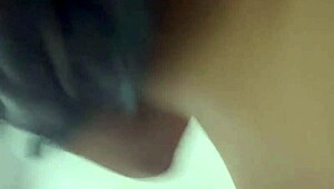 אחות חורגת מתנערת ואני גומר על התחת שלה אחרי שדופק אותה