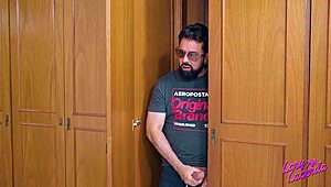 Stedfar gjemmer seg for å se på sin sexy stedatter og smyger seg inn for action