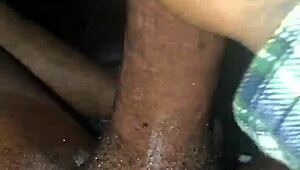 Ay ışığı altında arabada büyük siyah yarrak masturbasyonu