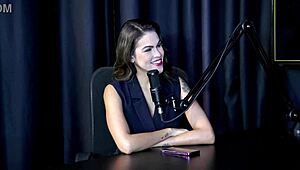 Reh královno, není to divoké vyhnout se vibrátorům a potěšit voyeura v průhledné červené?