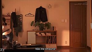 Kanna Misaki在亲密家族课程中教处男弟弟接吻。