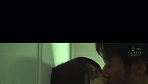 Não paro de olhar os peitos grandes da minha chefe no escritório. Eles me deixam louco!