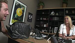 Zralá stepmom používá svá velká prsa k svádění ptáka v hardcore kancelářském doggy akci!