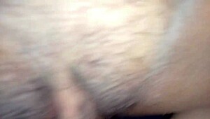 Po prvýkrát som šukal tesnú piču veľkej dievčiny, a ona striekala všade po mne.