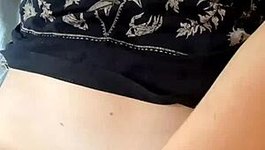 Мираниелт се мастурбира в душа пред гледащия съсед