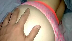 mi hermanastro me sorprende en mi habitacion cuando no estan mis padres