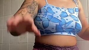 Estoy loca por exhibir mi coño hinchado y jugoso