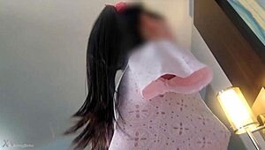 절단된 아시아 귀염둥이가 자지에 균형 잡아 깊은 박기