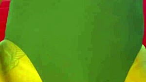 ofereço meu cuzinho para PRIMEIRO ANAL tenho 18 anos rosa vermelha