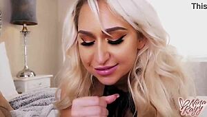 Heldig fyr sprøjter over Nina Kayys fantastiske krop efter beskidt snak