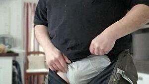 كريس الرجل العجوز يقلع ويتكلم وسخ أمام الكاميرا