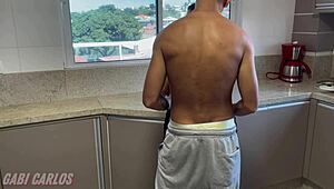 Sexo caseiro na cozinha, pegou-me fazendo comida e socou gostoso na bunda