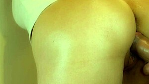 아름다운 일본 아내 마야 친밀한 행동 보는 중