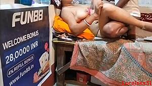 Saám vlhký černý čurák na webce s ohnutým zádím