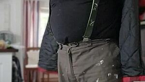 كريس الرجل العجوز يقلع ويتكلم وسخ أمام الكاميرا