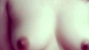 Szexi szemüveges csaj tökéletes fenékkel