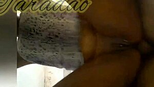 comendo o rabo da preta em p� no banheiro!