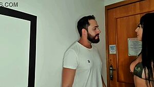 Bodybuilder milf evelhy gives delicious pussy after he ditches game for friends!