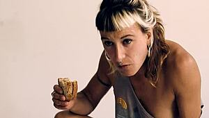 Яде храна докато язди в обратна каубойка