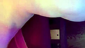 بنت شابة 18+ تحب صفع رجليها 😘