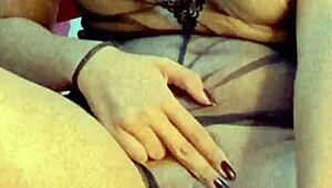 ofereço meu cuzinho para PRIMEIRO ANAL tenho 18 anos rosa vermelha