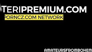 בובה רוסייה מראה לחובבנים כישורי סקס אנאלי אמיתיים