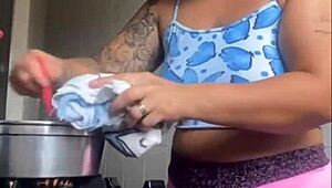 Estoy loca por exhibir mi coño hinchado y jugoso