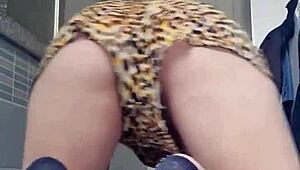 Watch this puta safada masturbate her pussy?