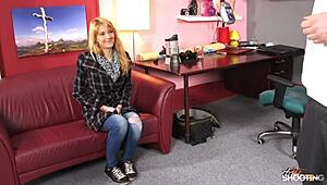 Stydlivá zrzavá 18+ nechá fake agenta dojít na kozy