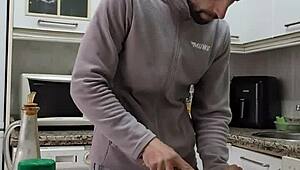 Cucino tortilla, mi spoglio, mi sega e finisco sul cibo