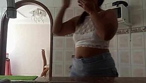 El Microondas Esta Fallando Asi Que Llame Al Tecnico Para Que Lo Revisara Al Darme Cuenta Que Es Una Chica Le Ofreci Una Tarifa Mayor Para Que Cumpliera Mi Fantasia Sexual