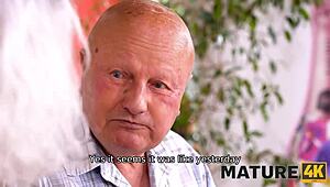 Mature4K dramat, stary facet zawodzi więc żona podrywa przystojnego kelnera! 😘