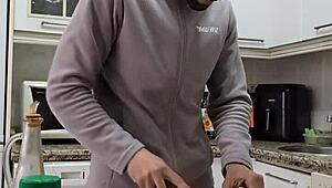 Cucino tortilla, mi spoglio, mi sega e finisco sul cibo