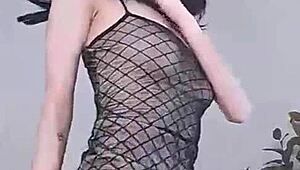 코리아나 노비냐가 솔로 쇼, 느린 움직임으로 유혹해