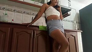 El Microondas Esta Fallando Asi Que Llame Al Tecnico Para Que Lo Revisara Al Darme Cuenta Que Es Una Chica Le Ofreci Una Tarifa Mayor Para Que Cumpliera Mi Fantasia Sexual